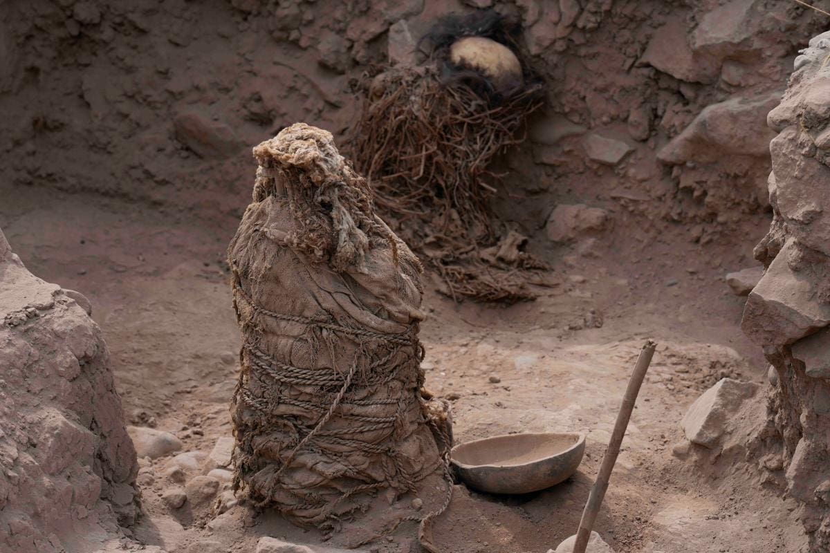 Hallan cinco momias preincas debajo de toneladas de basuras en Lima