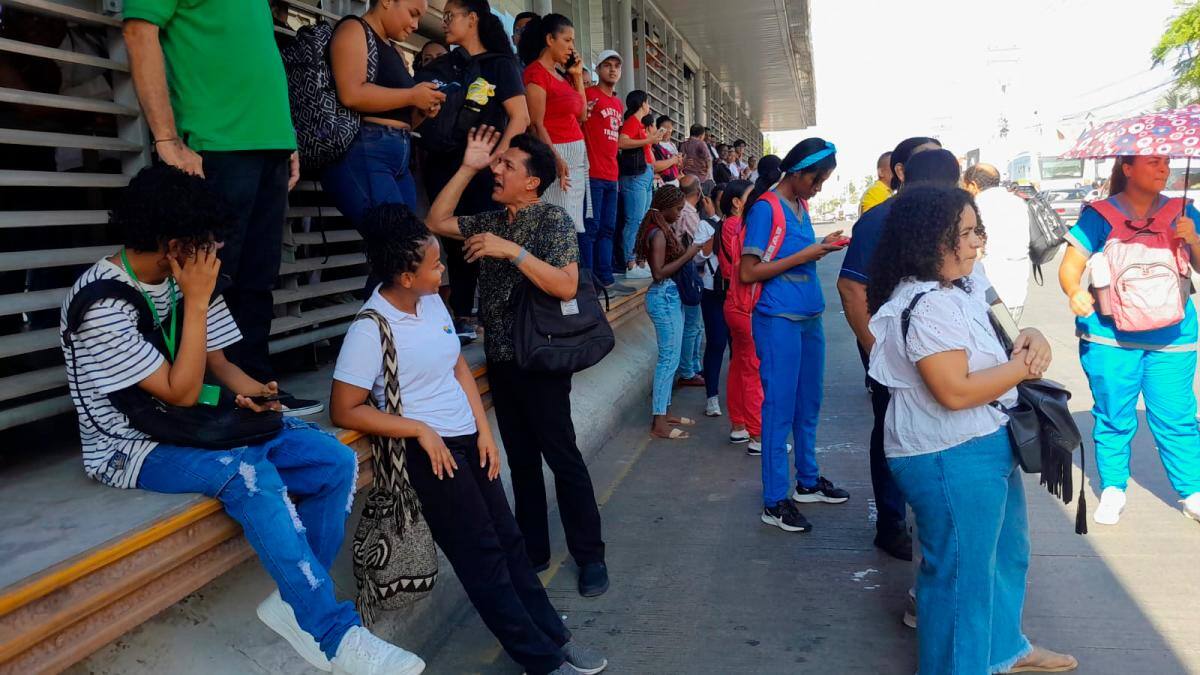 Usuarios protestan frente a estación Madre Bernarda de Transcaribe. //Julio Castaño.