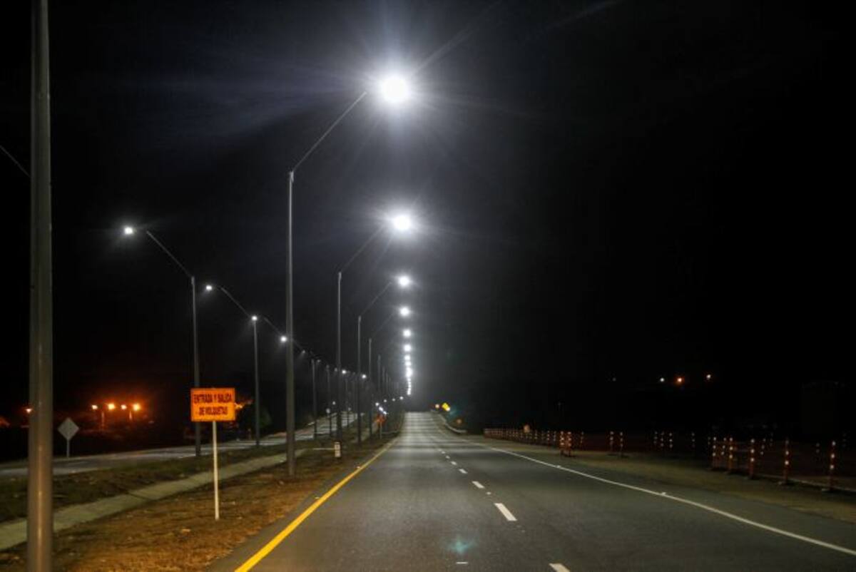 Unos 424 postes con fibra de vidrio y 486 lámparas con luz led fueron instalados en 10 kilómetros del corredor, por la Concesión Vía al Mar. //Nayib Gaviria-El Universal.