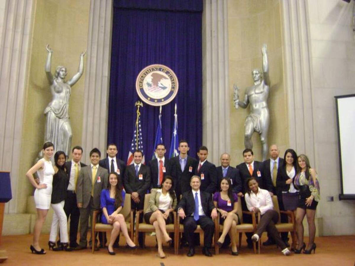 Las 6 parejas finalistas del Concurso Nacional de Oralidad y sus respectivos docentes viajaron Washington a conocer las Altas Cortes y el Departamento de Justicia. Cortesía