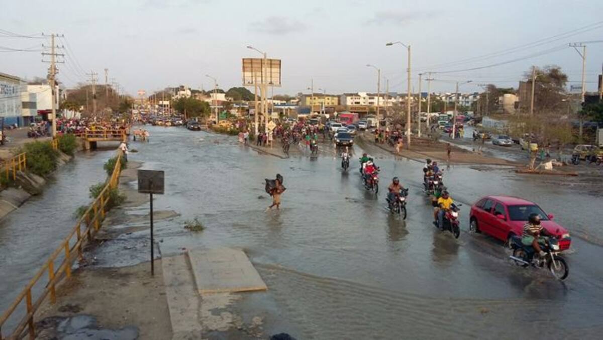 Según informó Aguas de Cartagena, el 40% de la ciudad estaría afectada por el daño. Personal de la empresa adelanta los trabajos para reparar el daño y reactivar el servicio. LUIS HERRÁN - EL UNIVERSAL