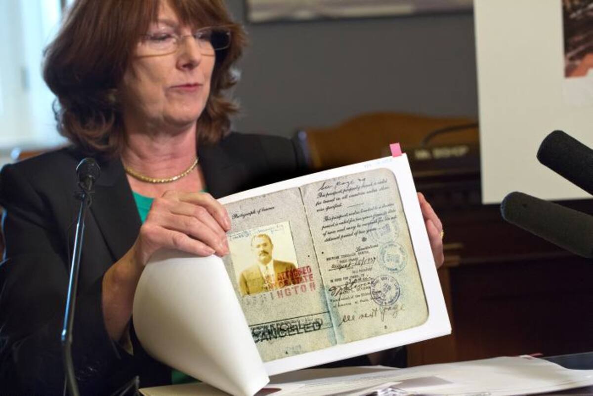 Sandra Spanier muestra algunos de los documentos. AP