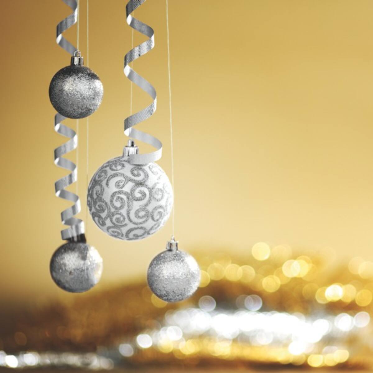 El plata es uno de los colores de moda. Apuéstale a incluirlo en el árbol, pequeños moños, en cintas, en las típicas bolas navideñas o en lágrimas de cristal.