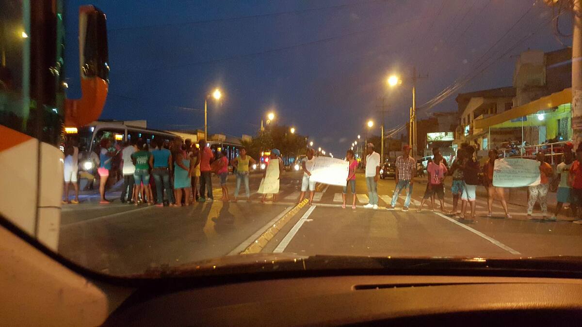 La comunidad del sector Central del barrio Olaya Herrera afirma estar cansada de los continuos cortes de energía. Ciudadano Reportero: Carlos De los Ríos