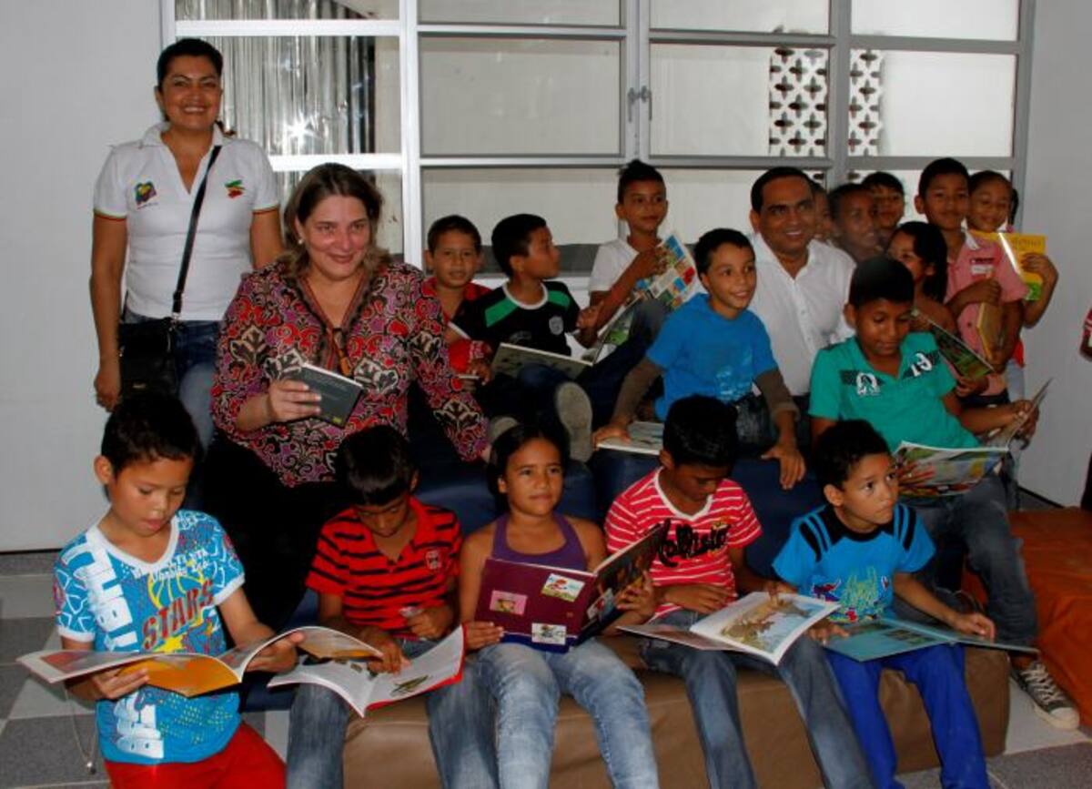 La primera obra entregada por la ministra Mariana Garcés, fue la biblioteca Lucho Bermúdez de El Carmen de Bolívar. Francisco Vega acompañó a la funcionaria en la inauguración. Lorena Henriquez