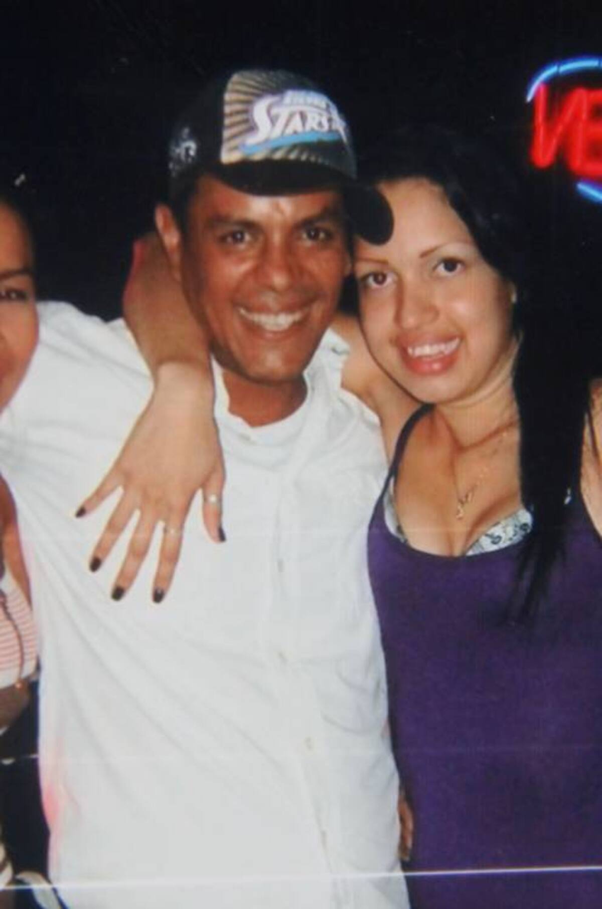 César Rivera acompañado de su novia Indira Guerrero.