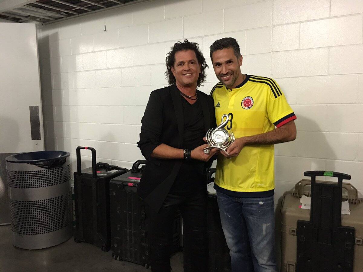 Carlos Vives posando con su galardón junto a Mario Alberto Yepes. @premiolonuestro