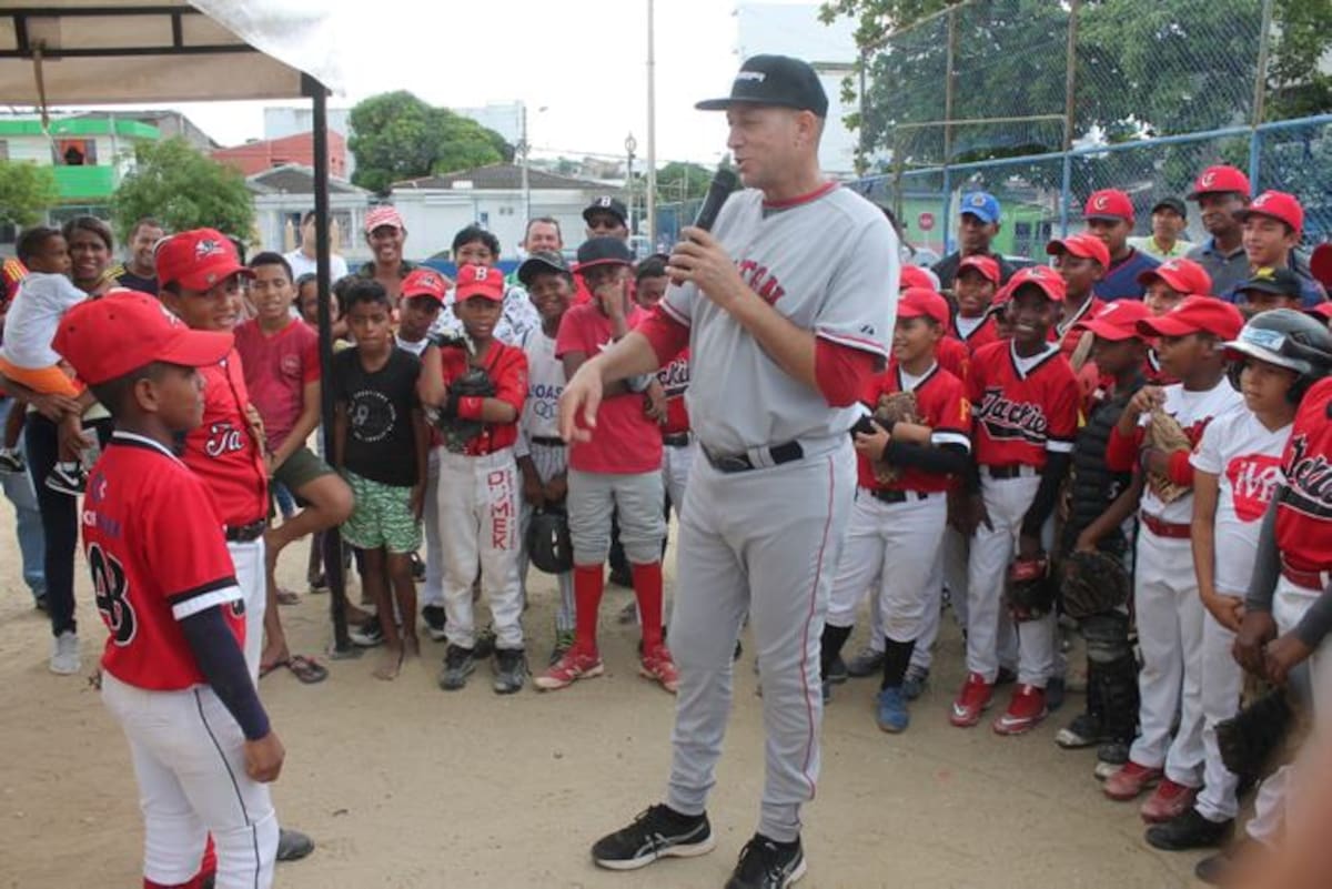 En una charla amena, Julián Tavárez les dijo a los niños lo bueno y lo malo de la vida. OSCAR DÍAZ EL UNIVERSAL