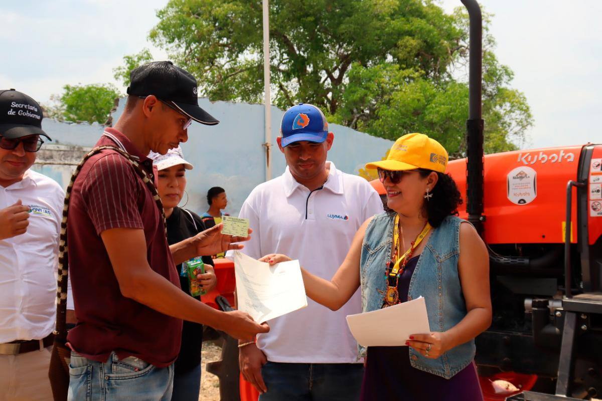 Avanza la reparación: víctimas de Chengue recibieron maquinaria agrícola