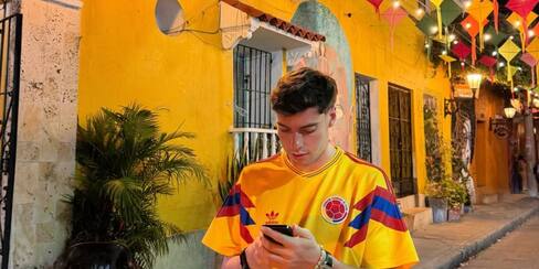 ¿De quién se trata? Famoso futbolista de visita en Cartagena