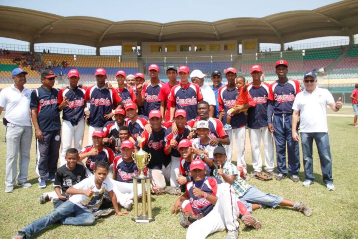 Festejo del equipo Cararín. ÓSCAR DÍAZ ACOSTA-EL UNIVERSAL