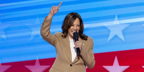 Kamala Harris apareció de sorpresa en el primer día de convención: esto dijo