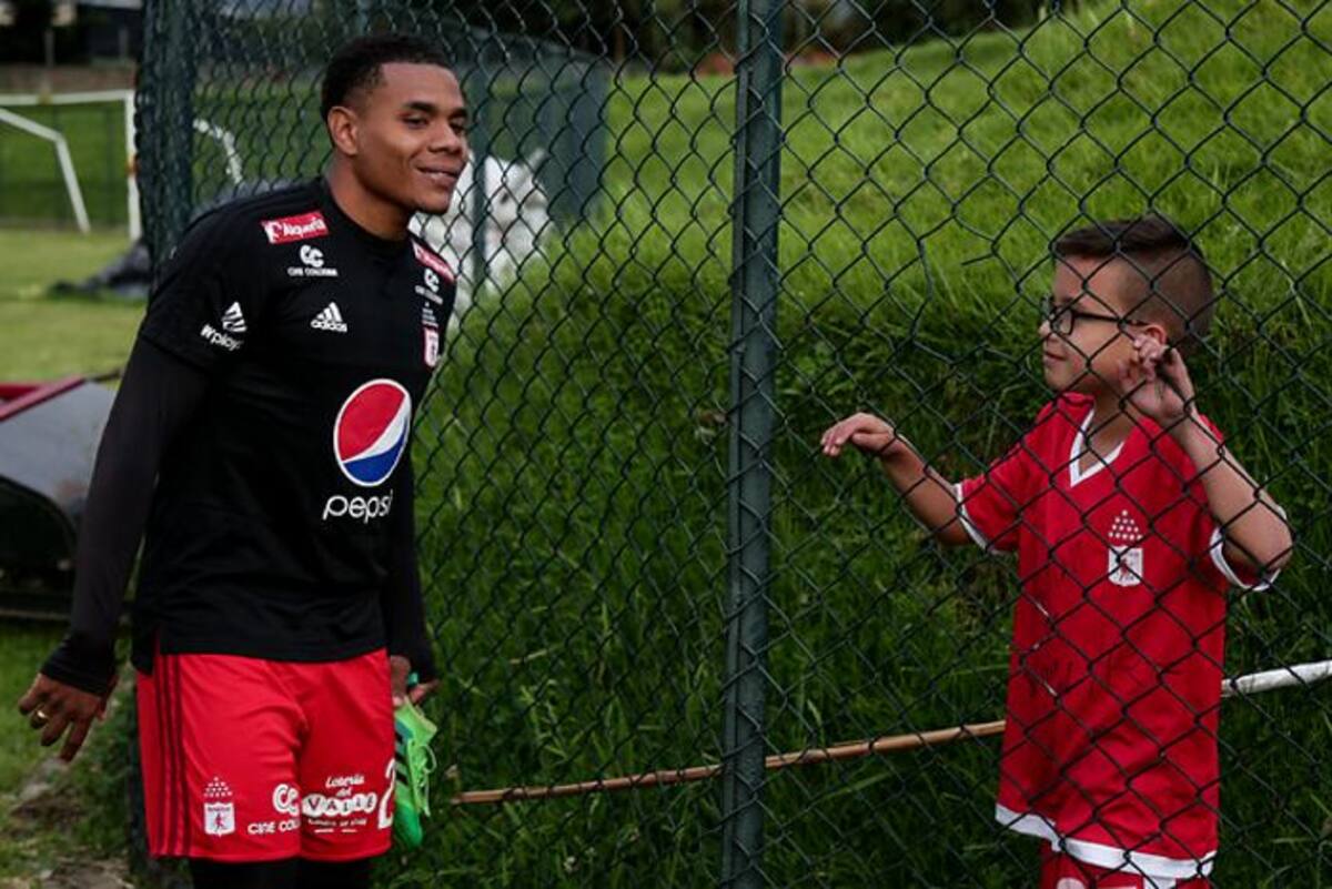 América realizó su primer entrenamiento en la cancha de El Campincito, justo al lado de estadio Nemesio Camacho ‘El Campín’, donde se disputará el torneo amistoso. Colprensa
