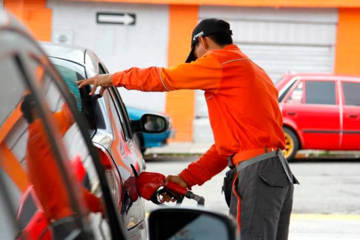 El galón de gasolina subiría a $14.500 con el alza de octubre