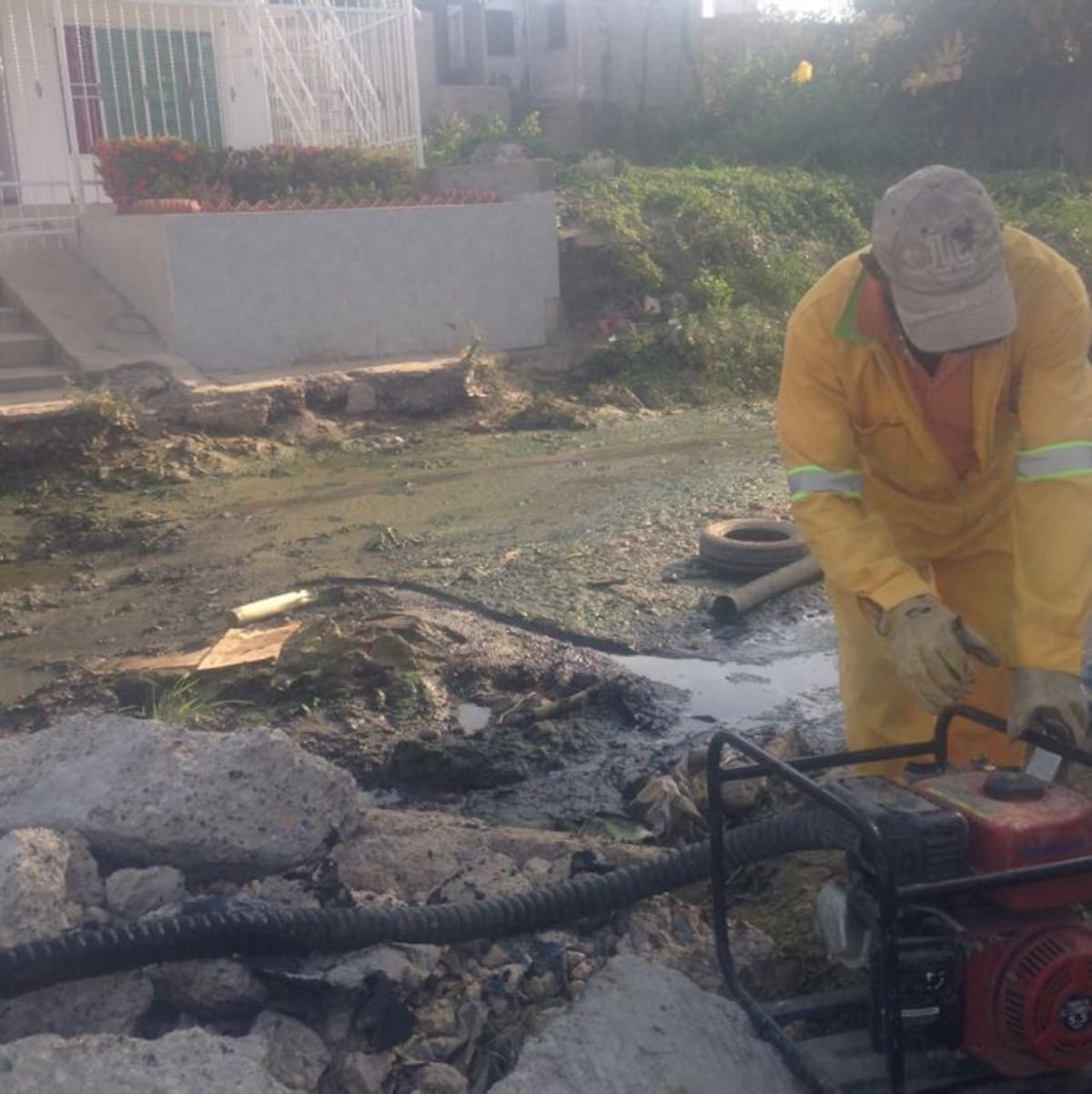 La Secretaría de Infraestructura informó que, en la tarde de ayer, se llevó una motobomba al sector y sacó el agua detenida. CORTESÍA