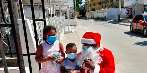 Papá ‘Alvarito’ Noel llevó 600 regalos a San Francisco