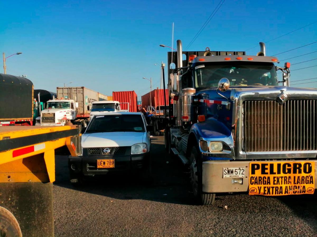 Camioneros completan tres días consecutivos de bloqueo en el peaje de Ceballos. Óscar Díaz/El Universal