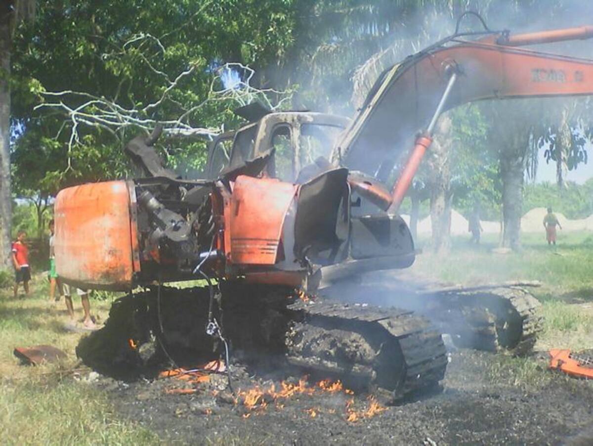 La Policía quemó dos de las retroexcavadoras de las que se usan en la minería ilegal. Cortesía.