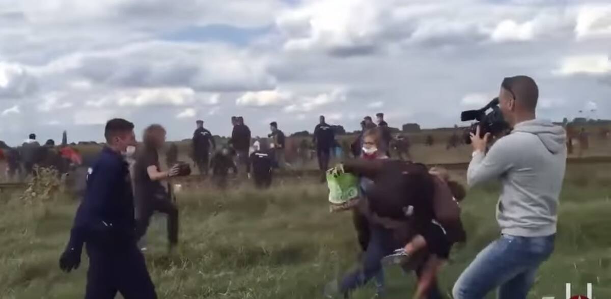 Petra Laszlo quien fue despedida tras patear a inmigrantes en Hungría. Foto: Tomada de video