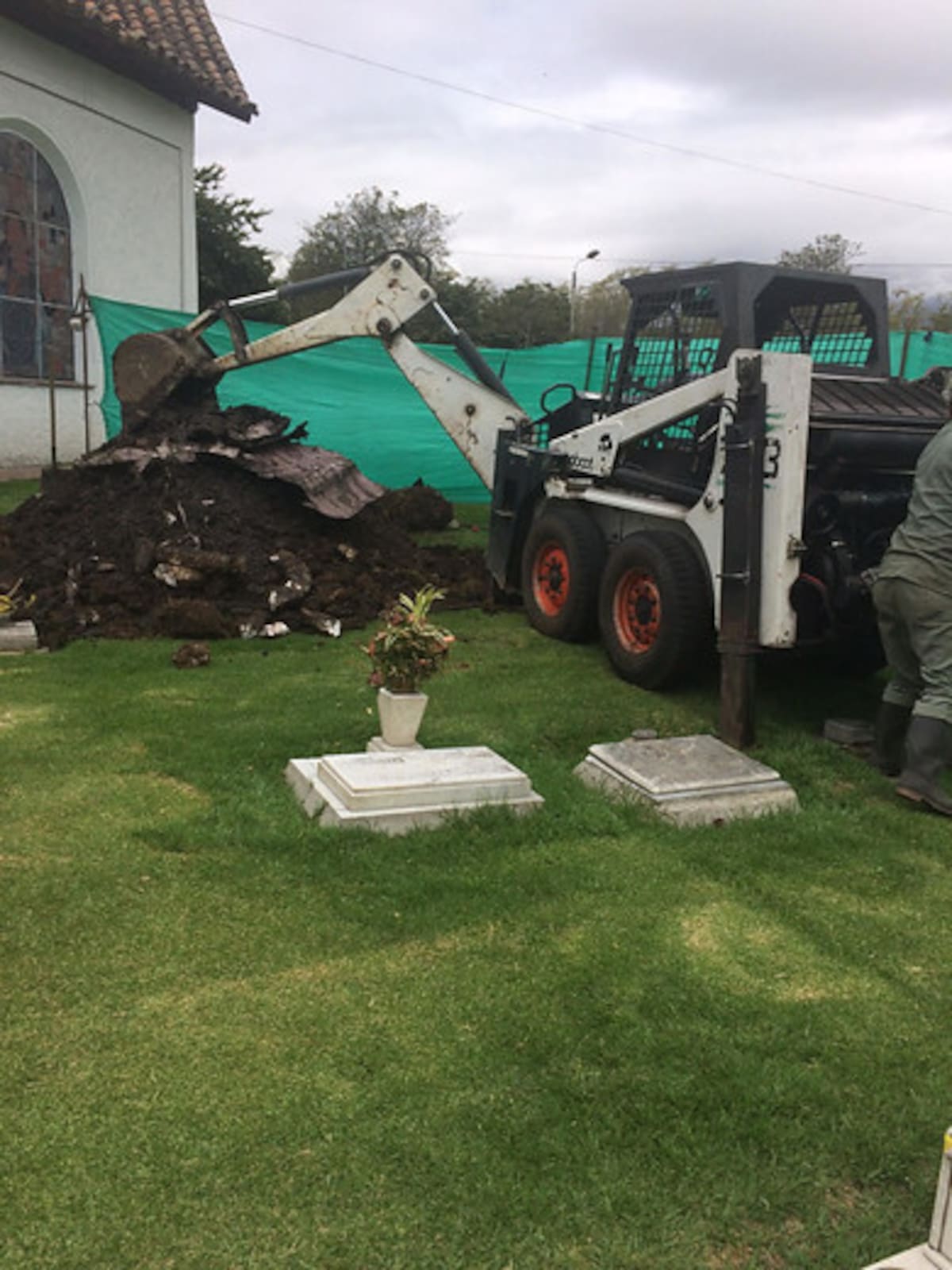 Exhuman cuerpo de Emiro Sandoval. COLPRENSA