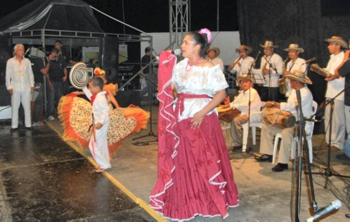 El homenajeado Feliciano Tobías Garcés siguió desde la tarima la presentación de la agrupación de sus hijos.