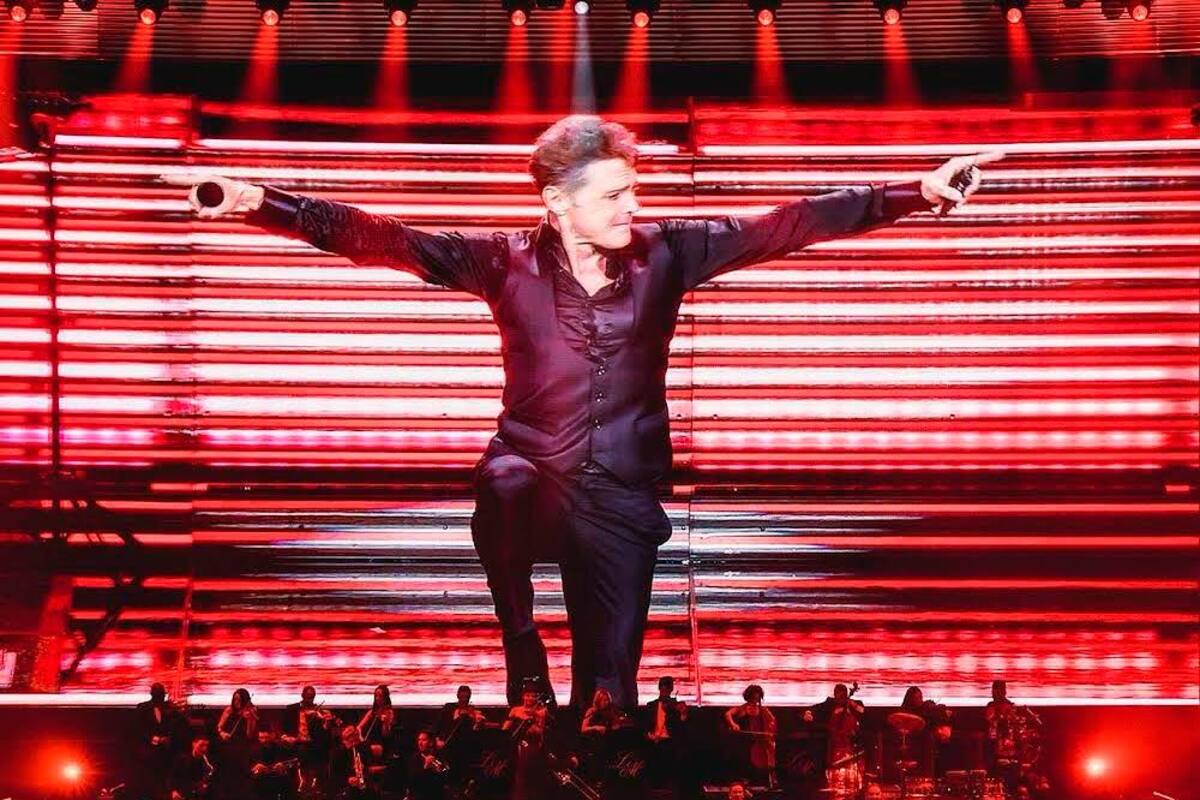 Video: Luis Miguel sorprende a Carolina Herrera en pleno concierto