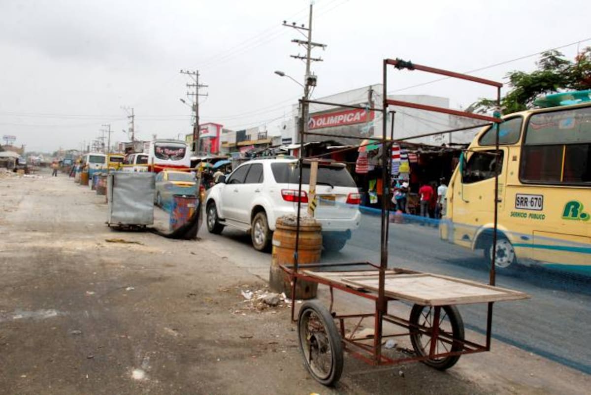 Muchos comerciantes aprovechan las zonas sin intervenir en Bazurto para guardar su puestos de venta rodantes. LUIS EDUARDO APARICIO - EL UNIVERSAL