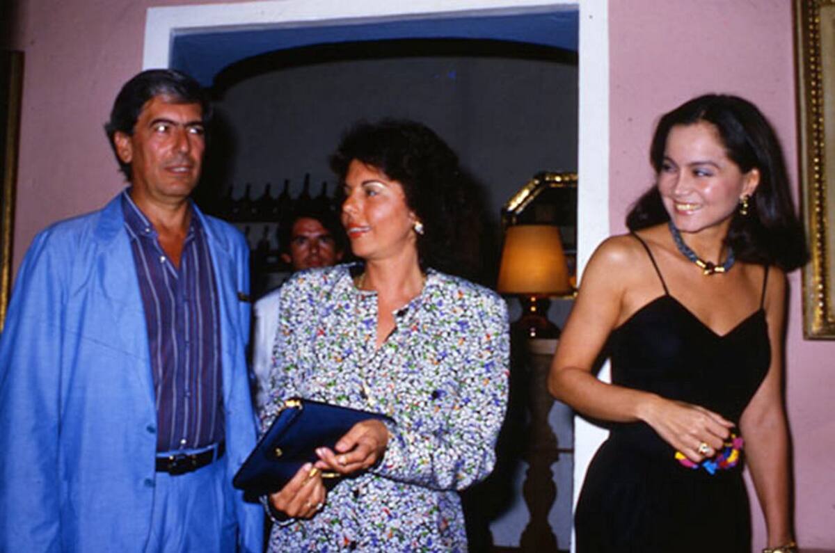 Mario Vargas LLosa, su esposa Patricia e Isabel Preysler, en 1986.