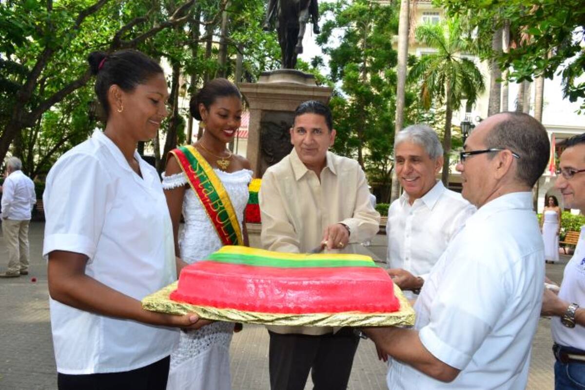 Con una torta también festejaron el cumpleaños del departamento. Cortesía.