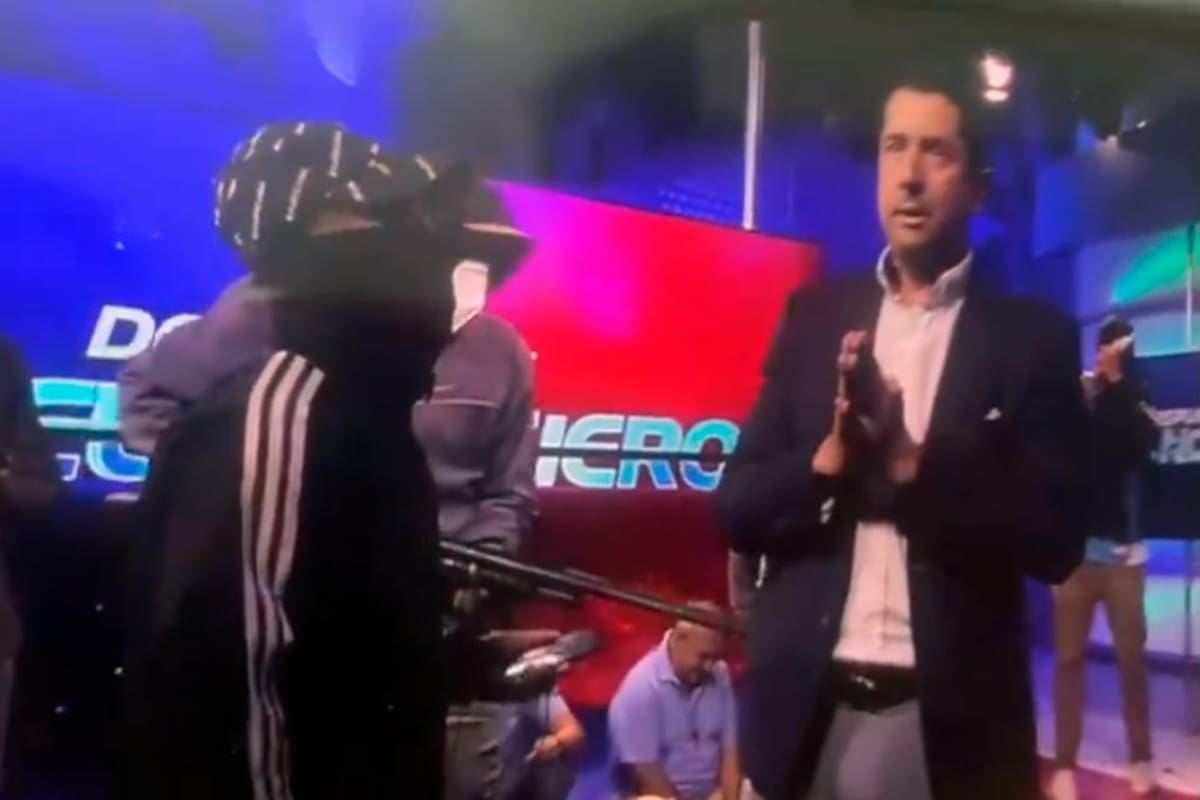 Video: encapuchados armados se toman un canal de televisión en Ecuador