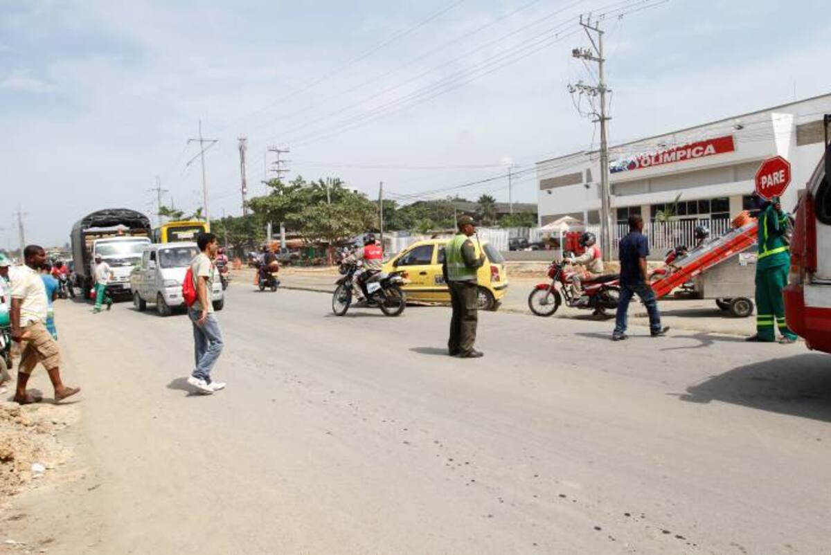 Mujeres con niños en brazos, ancianos y demás residentes de la zona de influencia de las obras de ampliación de La Cordialidad, deben armarse de valor y mucha agilidad para cruzar esta vía en la que son comunes las imprudencias de conductores de todo tipo de vehículos. AROLDO MESTE ALCÁNTARA - EL UNIVERSAL