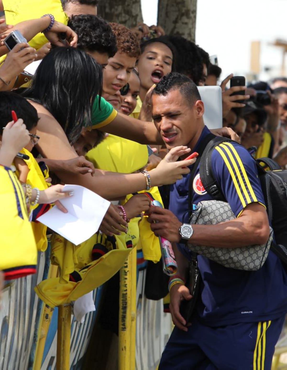 Aldo Leao Ramírez atiende a los aficionados de la Selección Colombia. CORTESÍA QHUBO BARRANQUILLA