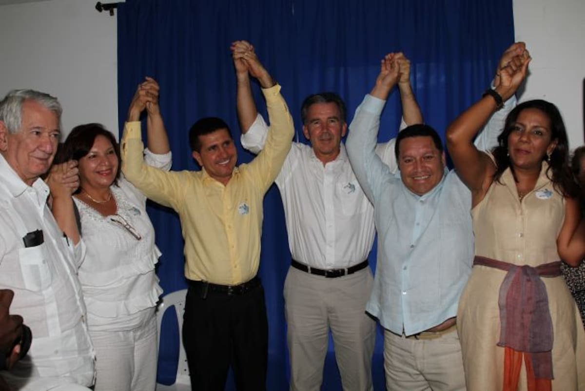 Manolo Duque y miembros de su comité cuando inscribió su candidatura ante la Registraduria. Oscar Díaz - El Universal.