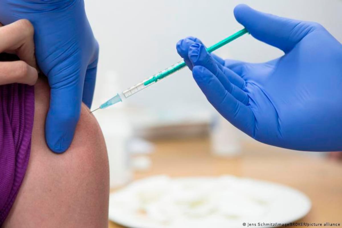 ¿Se debe vacunar a los que superaron el COVID-19?