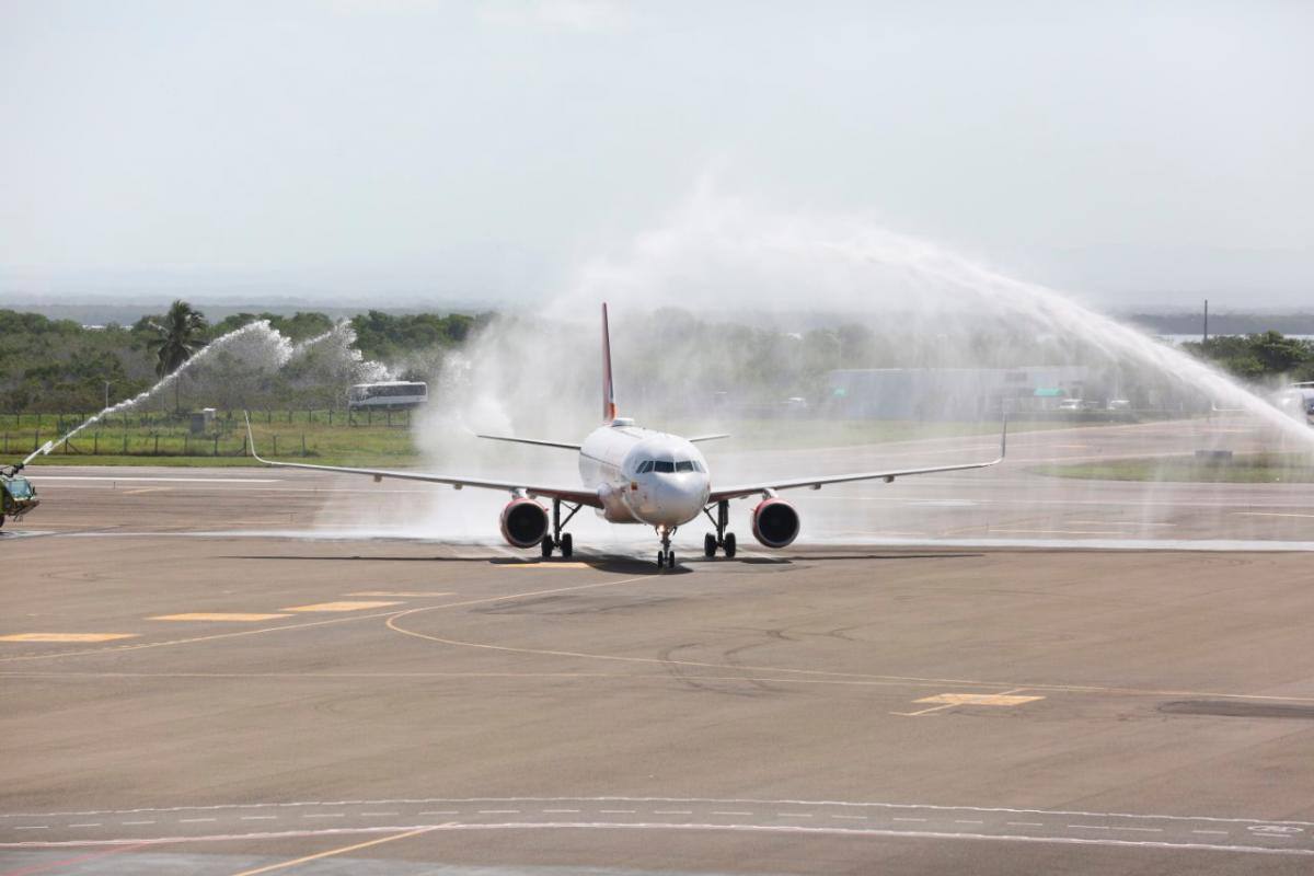 Aterrizó en Cartagena vuelo comercial con más de 100 pasajeros