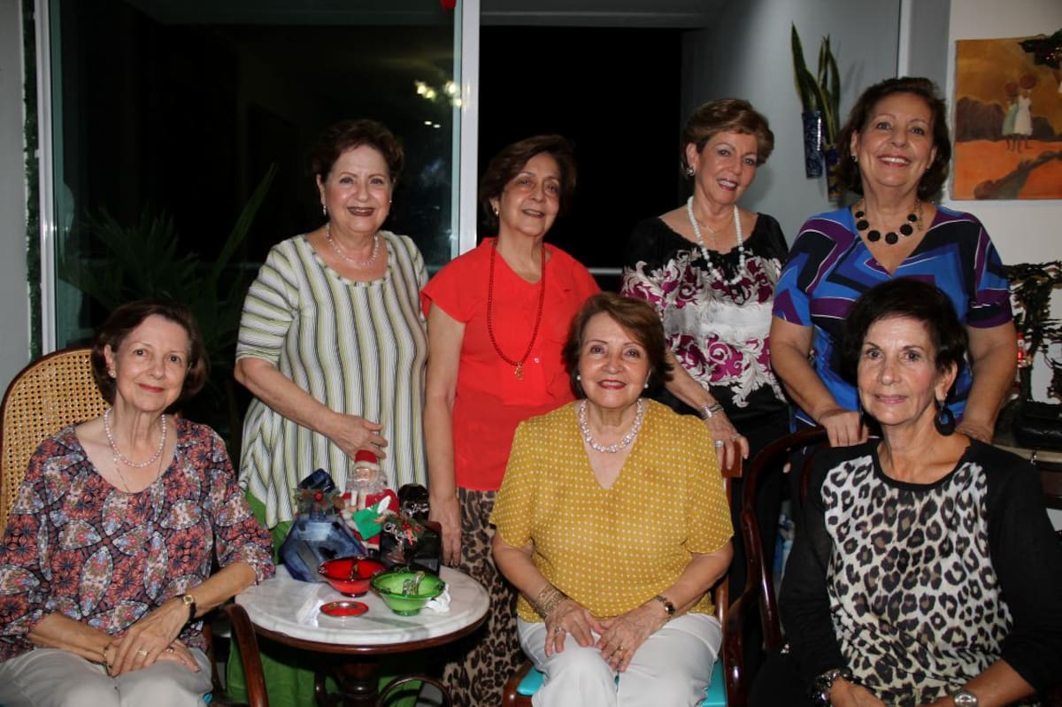 De pie: Alexa Chaljub, Cecilia Vergara, Cecilia de Galvis y Dianora Guerrero; sentadas: Vicky Martínez, Lucía Olier de Delgado y María del Socorro Pinzón.