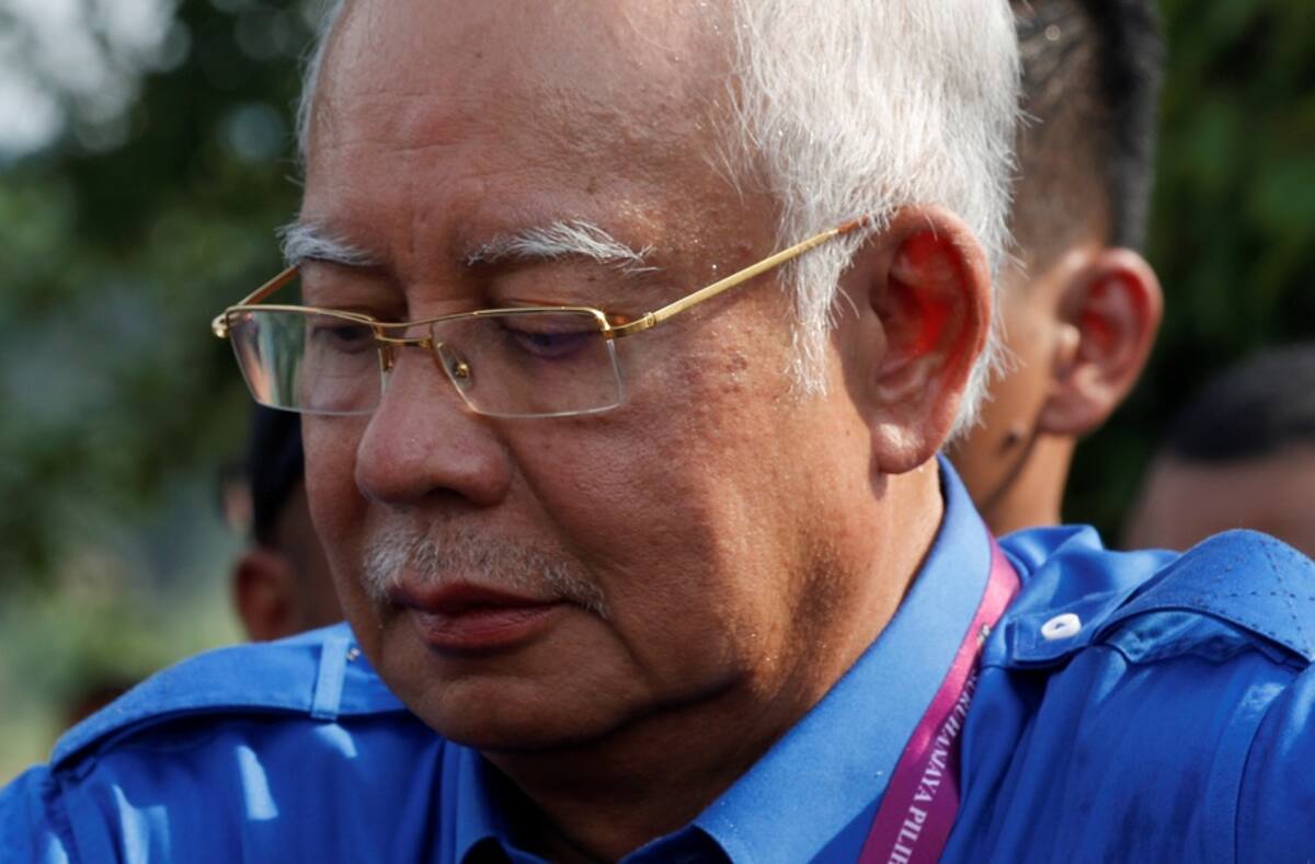 El primer ministro de Malasia y presidente del partido Nación del Frente Nacional, Najib Razak, se retira tras votar durante la XIV elecciones generales de Malasia en Pekan, Pahang, EFE