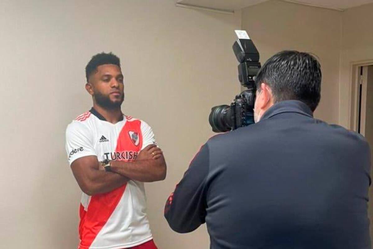 Miguel Ángel Borja ya se puso la camiseta de River ¿Cómo le queda?