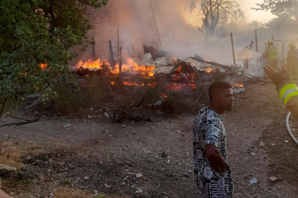 Video: Fuerte incendio consume varias viviendas en Henequén