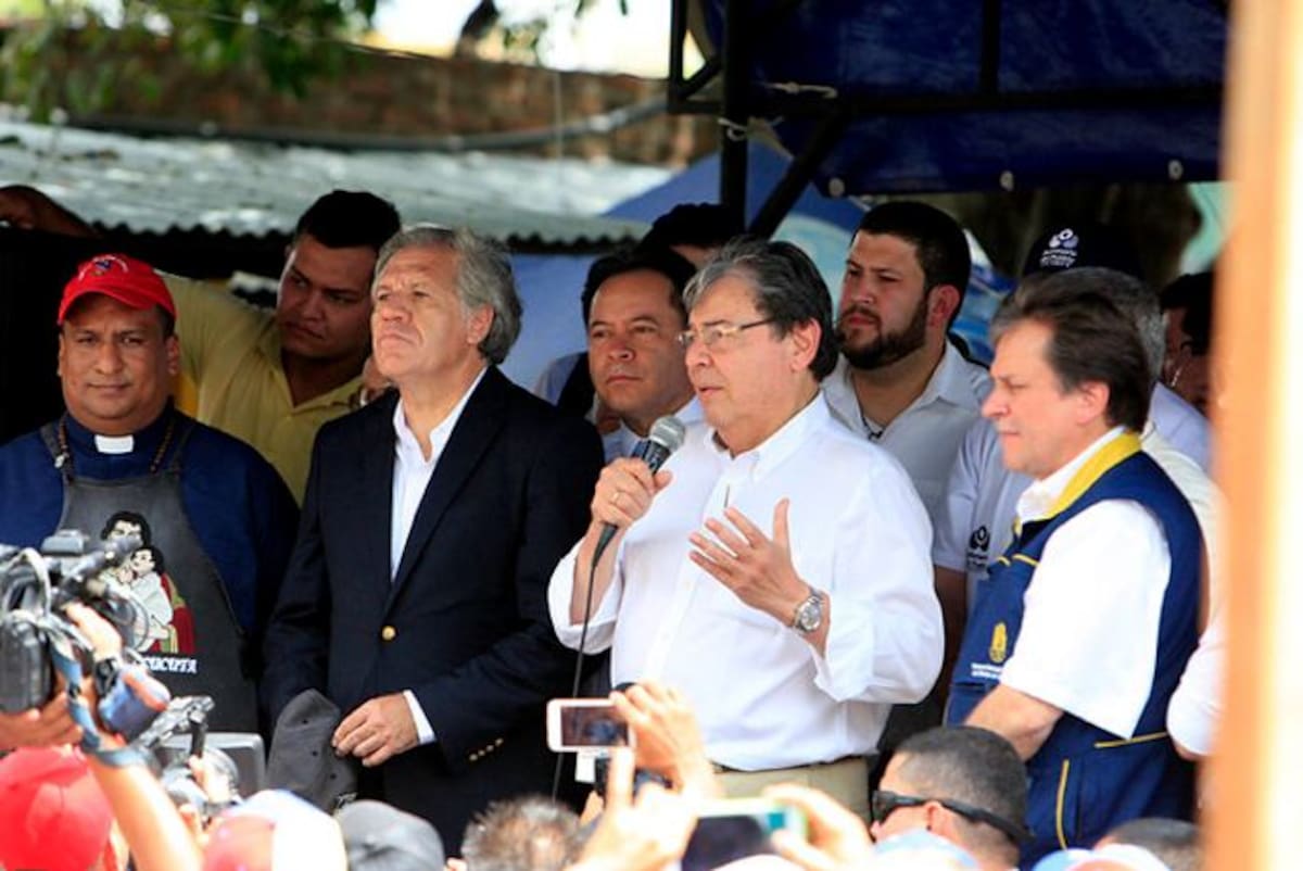 Luis Almagro y Alejandro Ordóñez realizaron un recorrido por el puente internacional Simón Bolívar. Colprensa