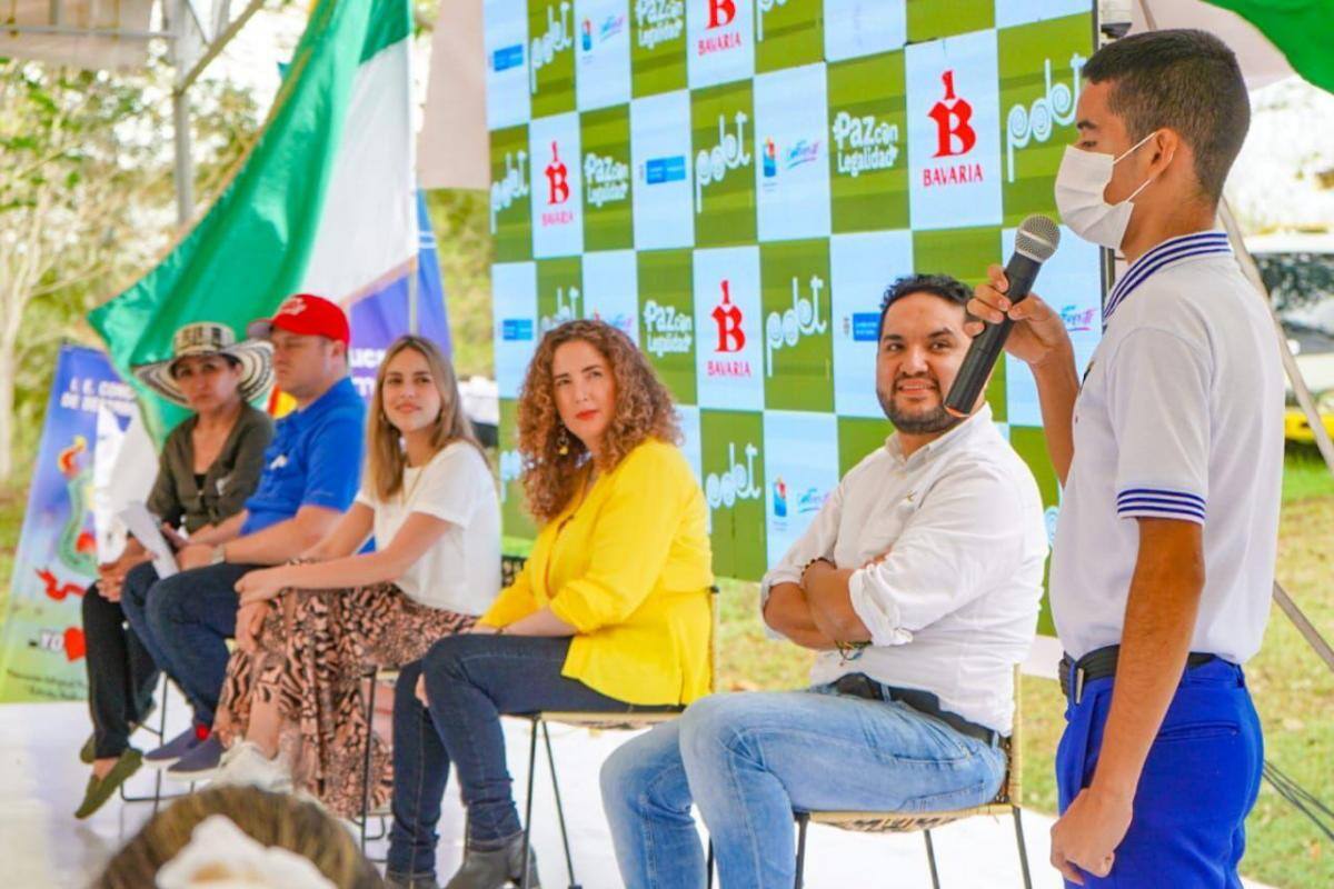 Obras por impuestos llega con mobiliario escolar a municipios PDET