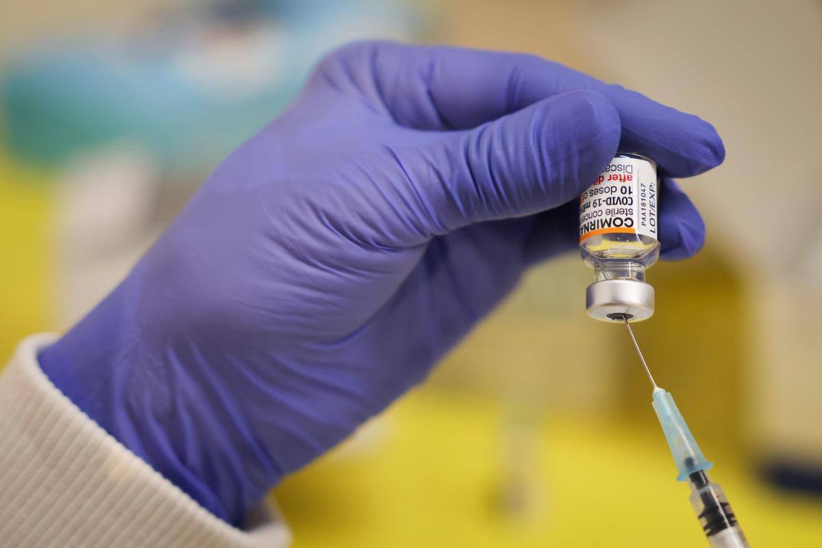 Estudio: vacuna de Pfizer protege contra hospitalizaciones por ómicron