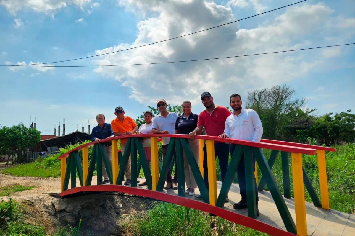 Entregan dos nuevos puentes en material reciclado a comunidad de Pasacaballos
