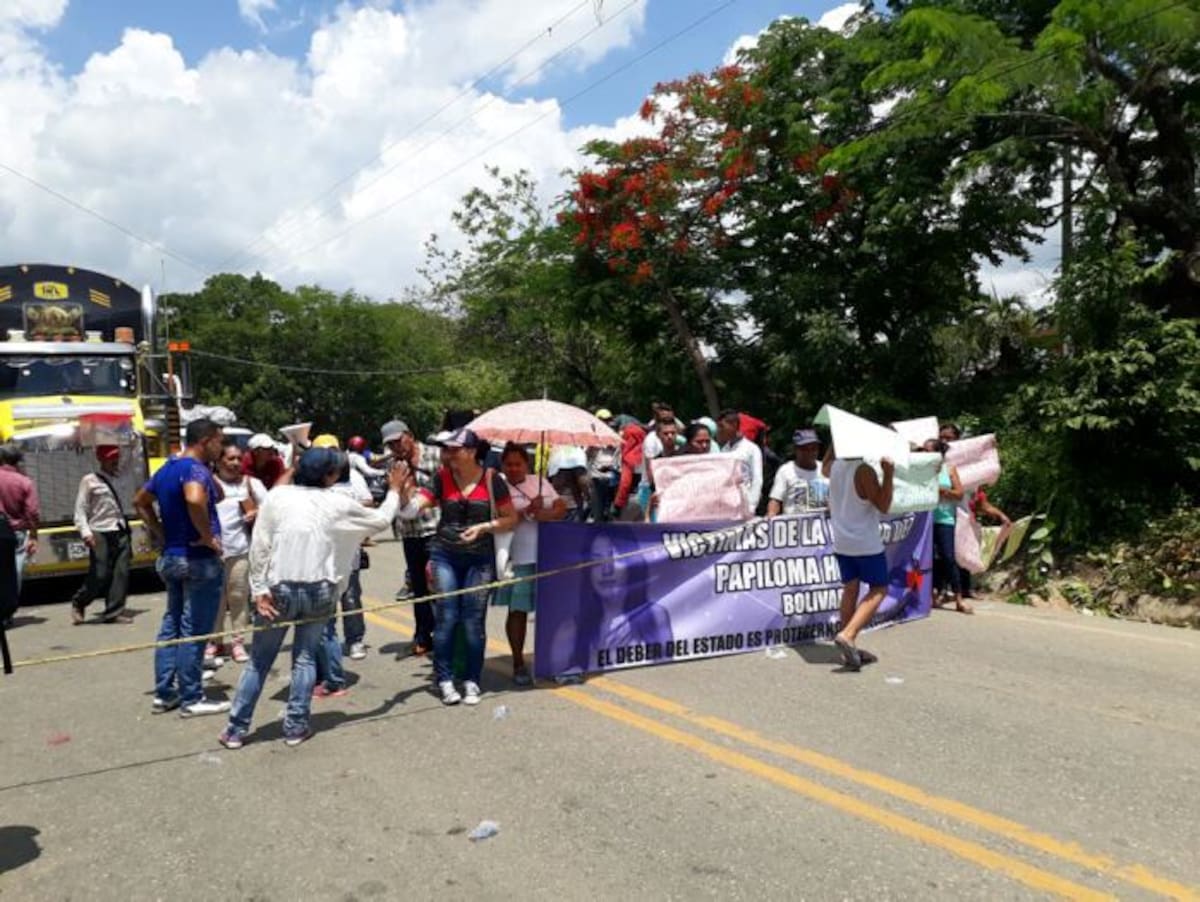 Padres de niñas carmeras enfermas supuestamente por vacuna bloquean la troncal. Lila Leyva-El Universal
