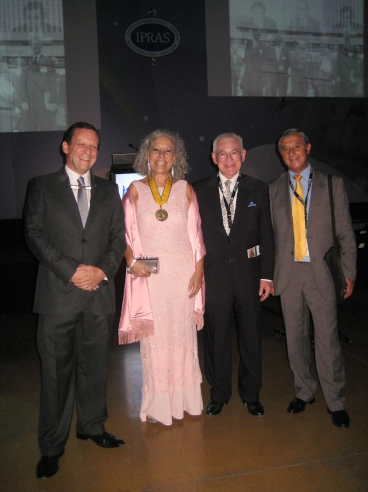 Patricio Leniz, de Chile, presidente del Congreso Mundial IPRAS 2013, Manuela Berrocal Revueltas de Colombia, profesora Homenajeada, Luis Vasconez de USA, profesor Homenajeado, Wilfredo Calderón de Chile, presidente del Comité Científico. CORTESÍA