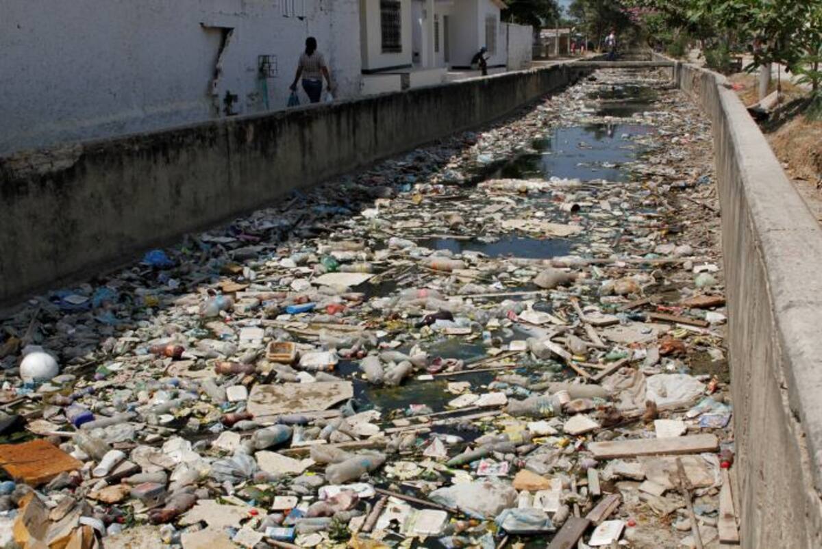 En Olaya, sector Rafael Núñez así se ve el caño. Parece un enorme tapete de plásticos y escombros. //ÓSCAR DÍAZ- EL UNIVERSAL