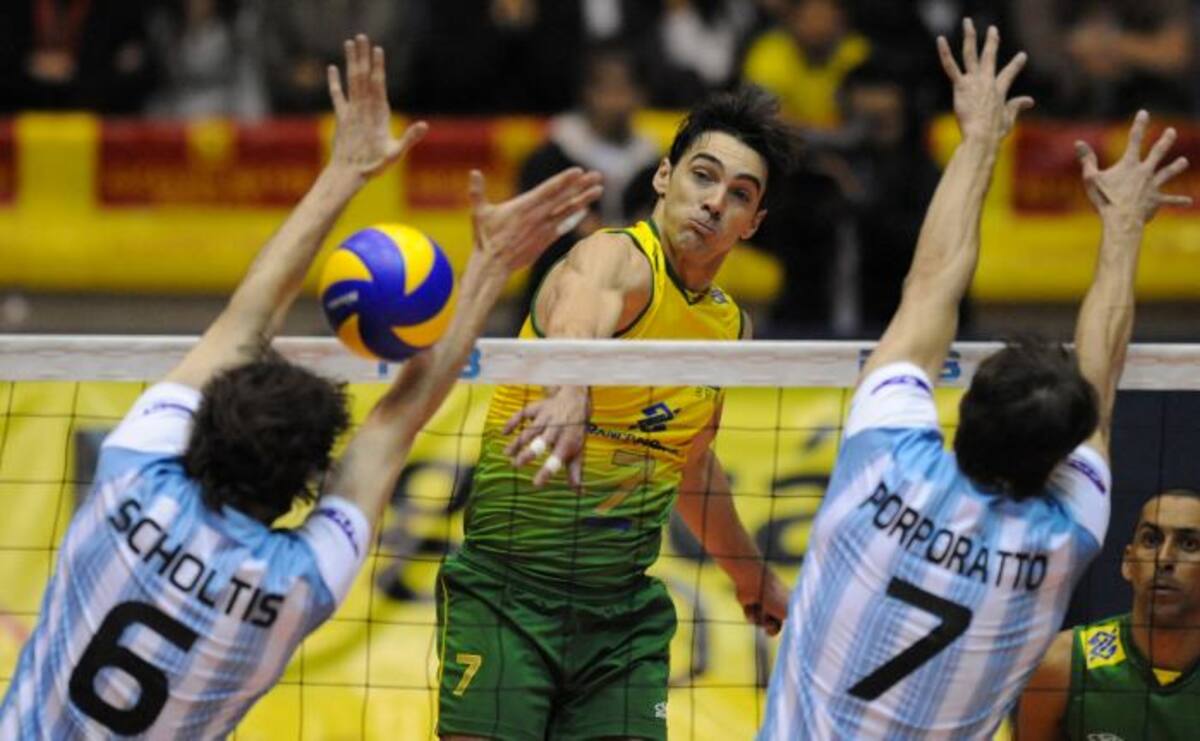 Brasil buscará hacer historia con cuatro títulos consecutivos en el mundial de voleibol. AFP RODRIGO ARANGUA