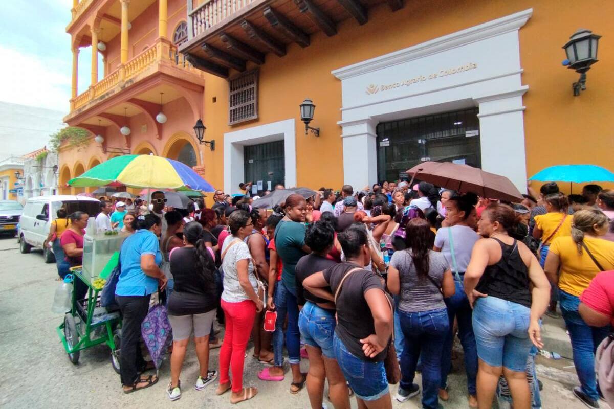 Continúan las largas filas en Cartagena por el pago de Renta Ciudadana