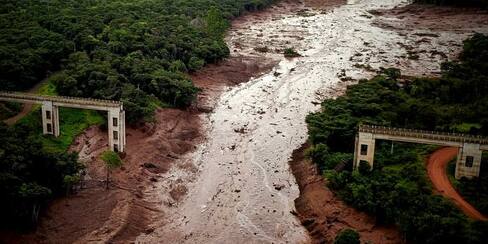 Ruptura de presa en Brasil deja al menos 7 muertos y unos 150 desaparecidos