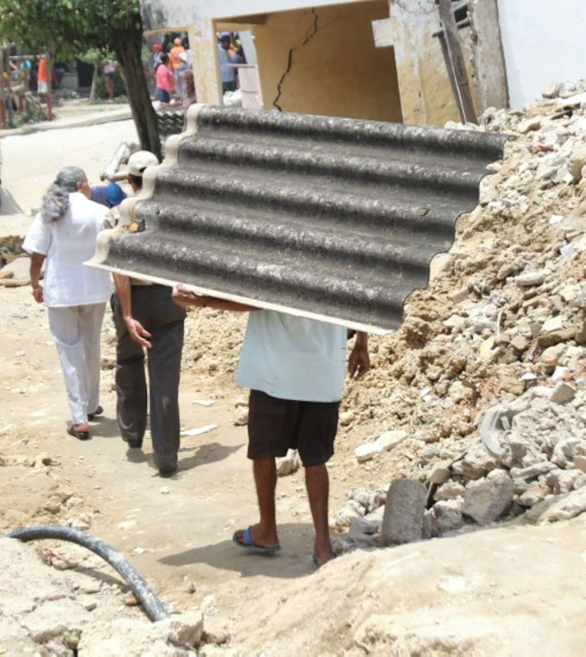 Unos 16 camiones con brigadistas de la Secretaría del Interior de la Alcaldía y de organismos de socorro evacúan a las familias cuyas viviendas se vinieron al suelo o representan peligro. AROLDO MESTRE - EL UNIVERSAL